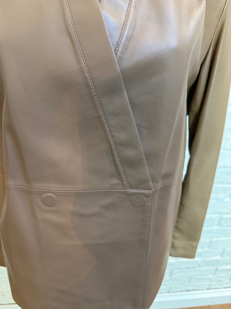 21. Soft Tan Leather Lined Vneck Jacket Magnetic Fastner with Split Sleeve Zip Detail - January 2025 Sale